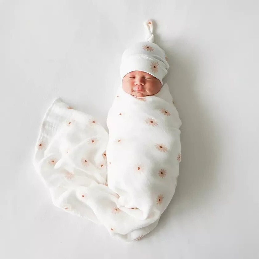 Lulujo Hello World Muslin Swaddle Blanket & Hat Set (0-4M) Daisies