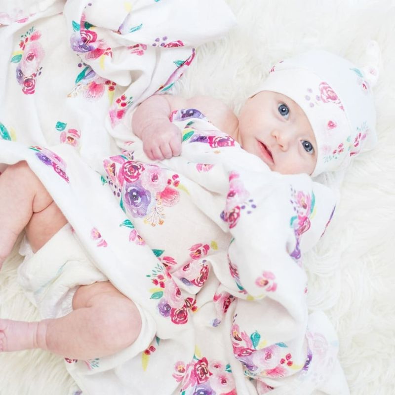 Lulujo Hello World Muslin Swaddle Blanket & Hat Set (0-4M) Posies