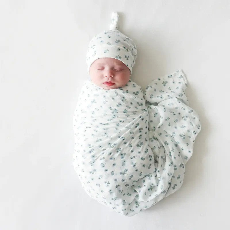 Lulujo Hello World Muslin Swaddle Blanket & Hat Set (0-4M) Blueberries